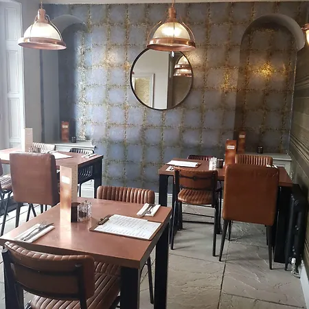 Lil's Bar And Bistro 3*